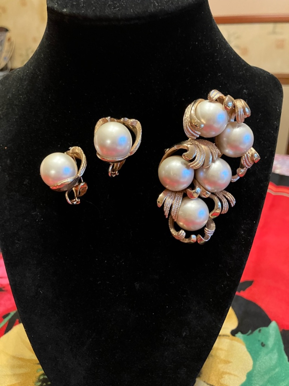 GOLD-TONE JEWELRY SET 1960s
